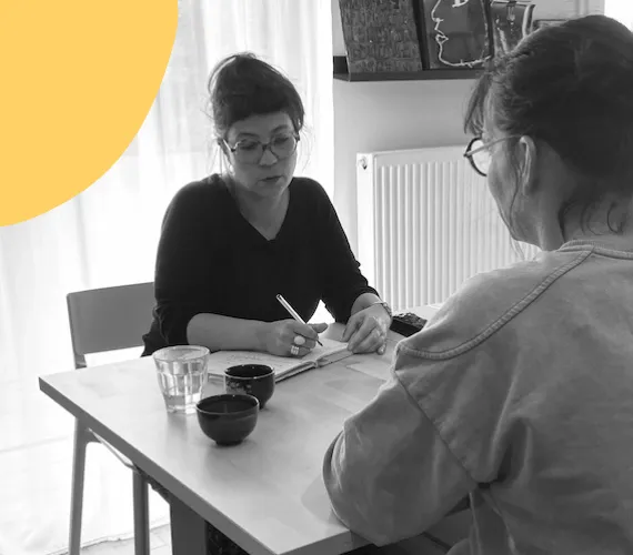 Discussion bienveillante entre la praticienne et son accompagné pour évaluer les besoins